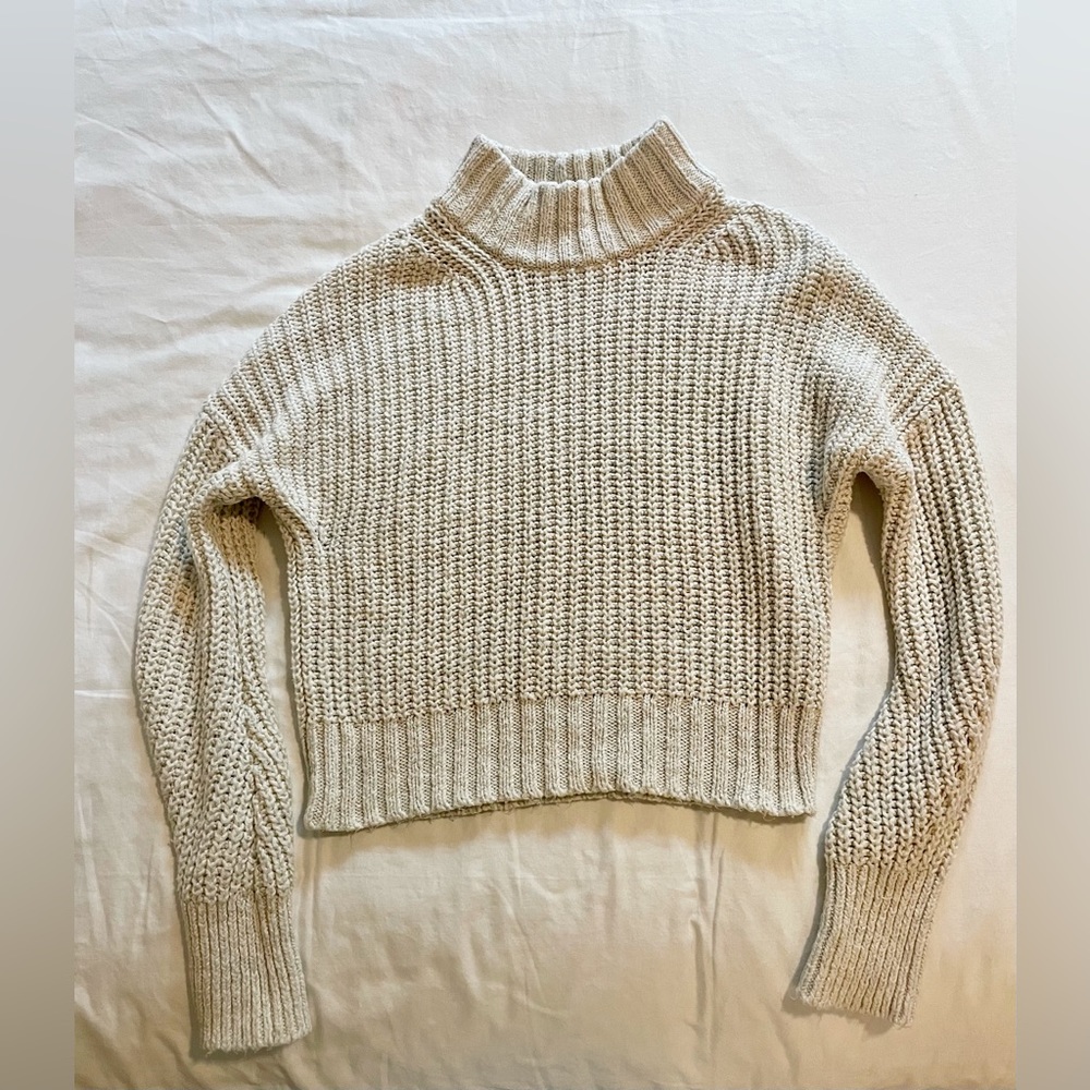 Cropped ribbed mock neck sweater. In great condition!